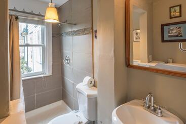 تختخواب و صبحانه Snug Cottage