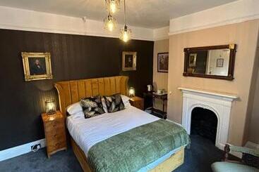 تختخواب و صبحانه The Old Registry Guest House