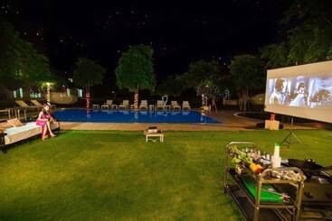 فندق Dhawala Resort By Aamod