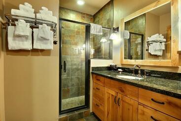 هتل Big Sky Resort Village Center