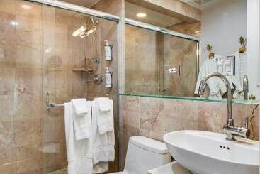 هتل Ruby Room