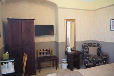 پانسیون Meare Manor