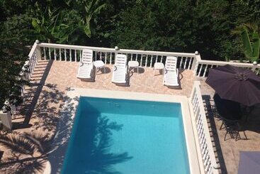 پانسیون Retreat Guesthouse Luxury Suites
