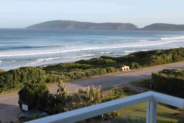 پانسیون The Robberg Beach Lodge   Lion Roars Hotels & Lodges