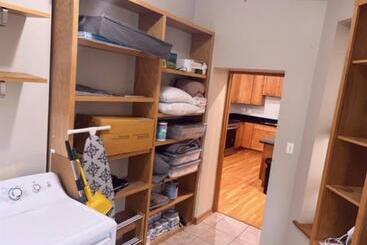 3bd/2ba In Historic Hyde Park Neighborhood W/ Parking Near University Of Chicago