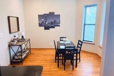 3bd/2ba In Historic Hyde Park Neighborhood W/ Parking Near University Of Chicago