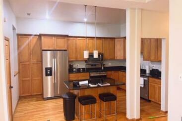 3bd/2ba In Historic Hyde Park Neighborhood W/ Parking Near University Of Chicago