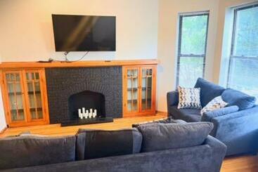 3bd/2ba In Historic Hyde Park Neighborhood W/ Parking Near University Of Chicago