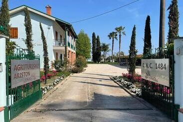 هتل Agriturismo Ariston Onc 1484