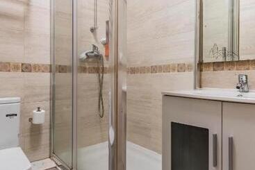 پانسیون Beautiful Room In Heart Of Madrid