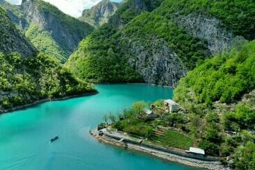 پانسیون Neomalsore Agrotourism, Komani Lake
