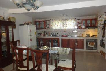 پانسیون Room In Guest Room   Posada Green Sea Villa Helen Kilometer 4 Bypass