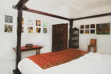 پانسیون Rumah Paros & Gallery