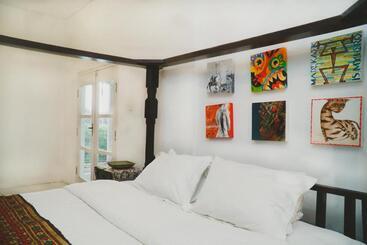 پانسیون Rumah Paros & Gallery