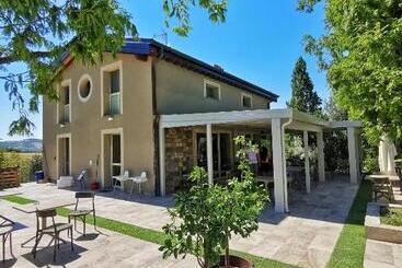 هتل Agriturismo E Acetaia La Vedetta