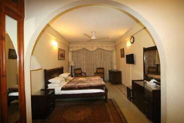 هتل Swat Continental