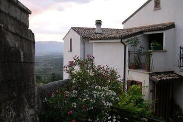 تختخواب و صبحانه Medieval Village Of Pacentro