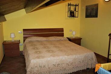 تختخواب و صبحانه Medieval Village Of Pacentro