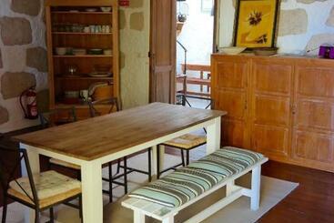 تختخواب و صبحانه Sansofi Guesthouse