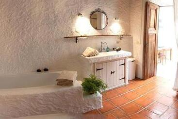 تختخواب و صبحانه Sansofi Guesthouse