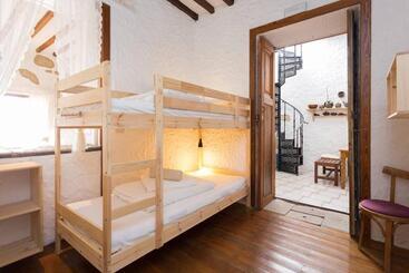 تختخواب و صبحانه Sansofi Guesthouse