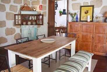 تختخواب و صبحانه Sansofi Guesthouse