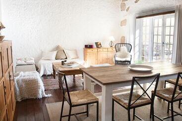 تختخواب و صبحانه Sansofi Guesthouse