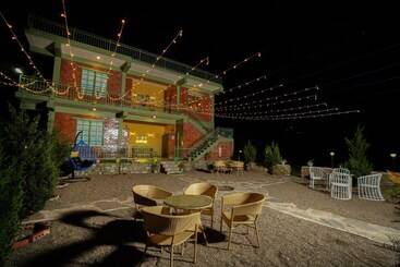 هتل Kainaat A Riverside Homestay