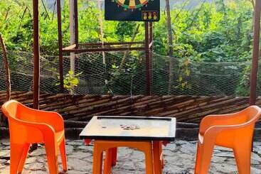 هتل Kainaat A Riverside Homestay
