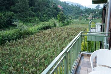 هتل Kainaat A Riverside Homestay