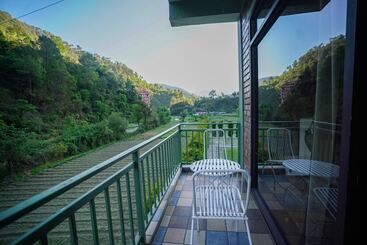 هتل Kainaat A Riverside Homestay
