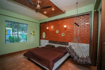 هتل Kainaat A Riverside Homestay