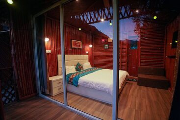 هتل Kainaat A Riverside Homestay