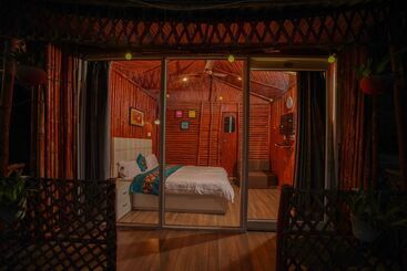 هتل Kainaat A Riverside Homestay