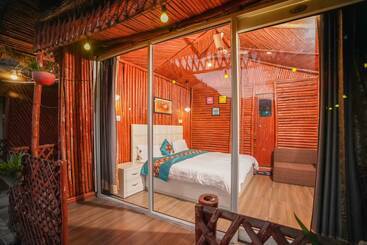 هتل Kainaat A Riverside Homestay