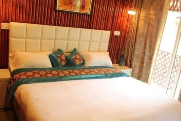 هتل Kainaat A Riverside Homestay