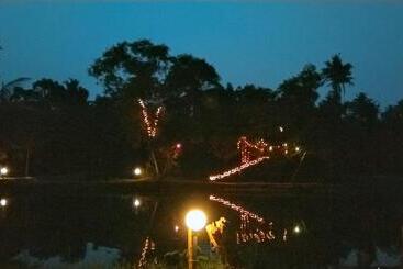 هتل Nettle Trees Farm Stay
