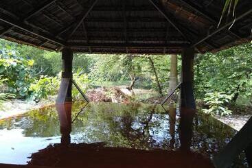 هتل Nettle Trees Farm Stay