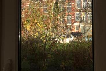 Tiny Houseboat B&b On The Amstel River