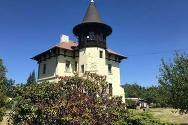 هتل Penzion Vila E Landisch