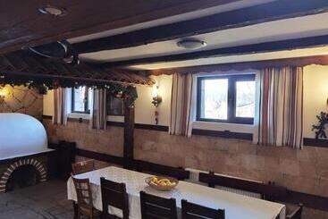 پانسیون Mira Guest House