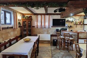 پانسیون Mira Guest House
