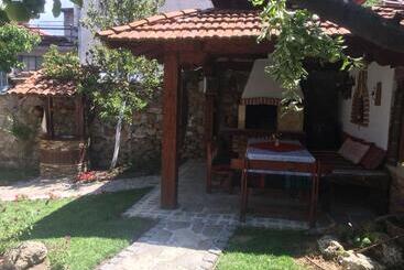 پانسیون Mira Guest House