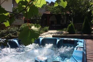 پانسیون Mira Guest House