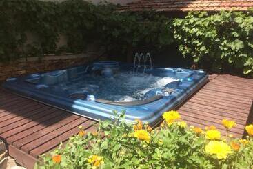 پانسیون Mira Guest House