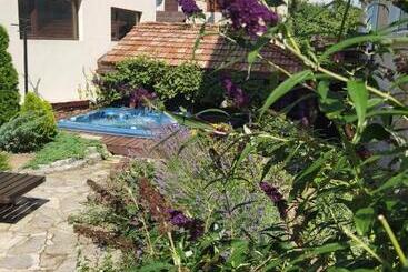 پانسیون Mira Guest House