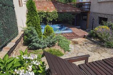 پانسیون Mira Guest House