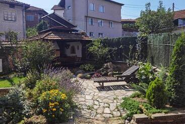 پانسیون Mira Guest House