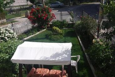 پانسیون Mira Guest House