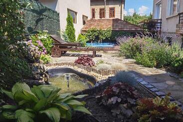 پانسیون Mira Guest House